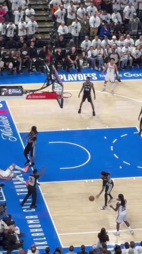 卡斯尔篮下防守切特吃到个人第5犯，无奈只能会到替补席上